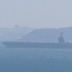 　２０日、ジブラルタルから望む米国の最新鋭原子力空母ジェラルド・フォード（ＭａｒｉｔｉｍｅＧｒａｐｈｙ提供、ロイター＝共同）