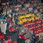 　閉会式を観客席から見つめる、水色と白のダウン姿のＡＩＮの選手ら（左上）。右下は水色の帽子と黄色のダウンを身につけたウクライナの選手ら＝２２日、イタリア・ベローナ（共同）