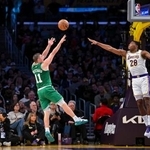 　セルティックス戦でプレーするレーカーズの八村塁＝２２日、ロサンゼルス（ＡＰ＝共同）