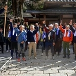　「一日一斉おもてなし遍路道ウォーク」の出発式で気勢を上げる参加者＝２３日、高知市