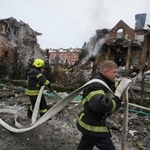 　ロシアが無人機で攻撃した現場で、消火活動に当たる消防士＝２２日、ウクライナ首都キーウ（ＡＰ＝共同）