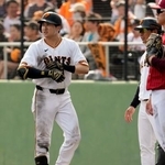 　８回、３安打目を放った巨人・泉口＝沖縄セルラー