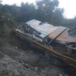 　２３日、ネパール中部の山道脇で、大破したバス（ＡＰ＝共同）