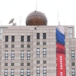 　在韓国ロシア大使館に掲げられた「勝利はわれわれのもの」と記された垂れ幕＝２３日、ソウル（共同）