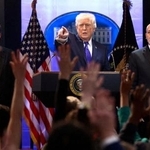 　米ホワイトハウスで記者会見するトランプ大統領（中央）＝２０日（ロイター＝共同）