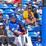 　メッツ戦の２回、初本塁打となる２ランを放つブルージェイズ・岡本＝ダンイーデン（共同）