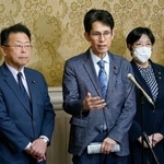 　会談後、記者団の取材に応じる（左から）公明党の西田幹事長、中道改革連合の階幹事長、立憲民主党の田名部幹事長＝２４日午前、国会