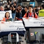 　ミラノ・コルティナ冬季五輪を終えて帰国したフィギュアスケートペアの三浦璃来（左）と木原龍一＝２４日午後、成田空港