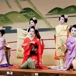 　「京おどり」のパンフレット撮影でポーズをとる舞妓たち＝２４日午前、京都市東山区