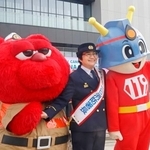 　一日消防署長を務めた人気お笑いコンビ「ハリセンボン」の近藤春菜さん＝２４日、東京都江東区