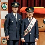 　大阪・住之江署の一日署長に就任した大村崑さん（右）＝２４日午後、大阪市住之江区