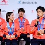 　帰国し、記者会見するフィギュアスケートの三浦璃来（前列左）と木原龍一（同右）ら＝２４日午後、東京都内