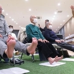 　日産自動車が考案した、車のペダル踏み間違い防止に役立つ体操を体験する高齢者ら＝２４日、神奈川県平塚市