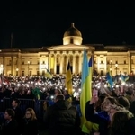 　戦争の終結を願って集会に参加するウクライナ避難民ら＝２４日、ロンドン（共同）