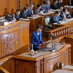 　参院本会議で答弁する高市首相（中央）＝２５日午前