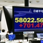 　上げ幅が一時７００円を超え、５万８０００円台を付けた日経平均株価を示すモニター。取引時間中の最高値を更新した＝２５日午前、東京都港区の外為どっとコム