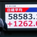 　５万８０００円を超えた日経平均株価の終値を示すモニター＝２５日午後、東京都中央区