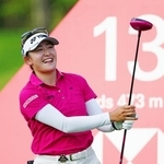 　プロアマ戦でショットを放ち、笑顔を見せる岩井千怜＝セントーサＧＣ（共同）