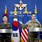 　記者会見で朝鮮半島有事を想定した合同演習の実施を発表する米韓両軍の関係者＝２５日、ソウル（共同）