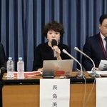 　高校生の保護者を対象とした性教育に関する意識調査の結果を説明する、「プラン・インターナショナル・ジャパン」の長島美紀さん（中央）＝２５日午後、東京都内