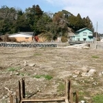 　ミニサッカーコートの用地となる松波酒造の酒蔵跡地＝２１日、石川県能登町