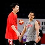 　中国戦に向けた調整で笑顔の富永（左）と富樫＝沖縄サントリーアリーナ