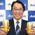 　ビールの新商品「アサヒゴールド」を手にするアサヒの松山一雄社長＝２５日午後、東京都中央区