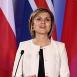 　記者会見で話すアイスランドのフロスタドッティル首相＝２５日、ポーランド・ワルシャワ（ゲッティ＝共同）