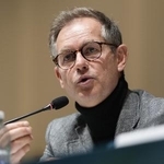 　記者会見する２０３０年冬季五輪組織委員会のグロスピロン会長＝２０２６年２月２１日、イタリア・ミラノ