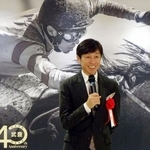 　デビュー４０年記念特別展のオープニングセレモニーであいさつする武豊騎手＝２６日、京都市下京区