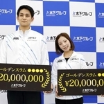 　所属先の木下グループを訪問し、それぞれ２千万円の報奨金を贈られた「りくりゅう」の三浦璃来（右）、木原龍一組＝２６日午前、東京都新宿区