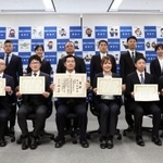 　式典後、記念写真に納まる動画部門の受賞者ら＝２６日午後、警察庁