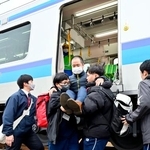 　ＪＲ仙石線で実施された津波を想定した避難訓練で列車から降りる乗客役＝２６日午後、宮城県東松島市