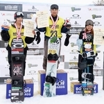 　表彰式でポーズをとる優勝した村瀬由徠（中央）、２位の鈴木萌々（左）、３位の森井姫明麗＝星野リゾートネコママウンテン