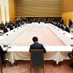 　２年限定の飲食料品の消費税率ゼロや「給付付き税額控除」について話し合う「社会保障国民会議」の初会合＝２６日午後、首相官邸