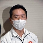 　記者団の取材に応じる、大阪維新の会市議団の竹下隆幹事長＝２６日午後、大阪市役所