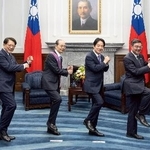 　一本足打法のポーズを取る王貞治氏（左から２人目）と台湾の頼清徳総統（同３人目）ら＝２６日、台北（総統府提供・共同）