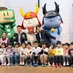 　絵本「ひこにゃんえほん」の特別編のお披露目式で、園児らと写真に納まるひこにゃん（奥中央）＝２６日、滋賀県彦根市