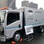 　道路を走行しながら地下の空洞を調査する車両＝２０２５年１２月、東京都内