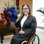 　ポーズをとるミラノ・コルティナ冬季パラリンピック日本選手団団長の大日方邦子氏