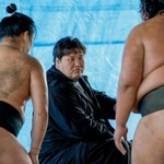 　朝稽古で指導する伊勢ケ浜親方＝２７日、大阪市東成区