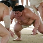 　稽古する義ノ富士＝大阪市東成区