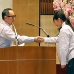 　トヨタ工業学園の卒業式で、卒業生の山口なみさん（右）を激励するトヨタ自動車の豊田章男会長＝２７日午前、愛知県豊田市