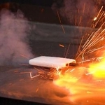 　リチウムイオン電池を使ったモバイルバッテリーの発火実験（製品評価技術基盤機構提供）