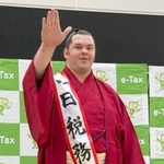 　大阪府泉佐野税務署の一日署長に任命された幕内獅司関＝２７日午後、泉南市