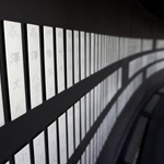 　犠牲者の名前が家族単位で並べられた「釜石祈りのパーク」の慰霊碑＝２０２０年３月、岩手県釜石市