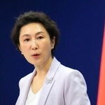 　記者会見する中国外務省の毛寧報道局長＝２７日、北京（共同）