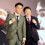 　プロボクシング転向を発表し、ポーズをとる藤木勇我。右は大橋ジムの大橋秀行会長＝２７日、横浜市