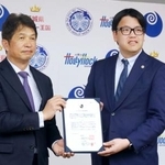 　サッカーＪ１水戸ホーリーホックのホームスタジアム変更を発表し、確認書を手にする茨城県の大井川和彦知事（左）と小島耕社長＝２７日午後、茨城県庁