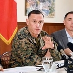 　報道各社の取材に応じる米海兵隊のブライアン・ウォルフォード少将（中央）＝２７日午後、沖縄県の米軍キャンプ瑞慶覧